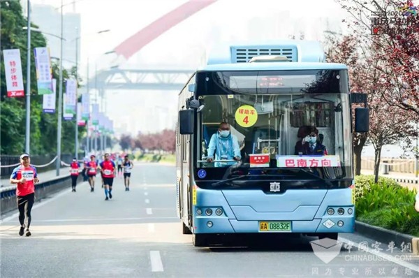 好“马”配好“車” 2020重庆马拉松赛场上的风车云马