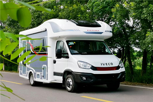 53.8万C型自动挡 依维柯8AT底盘 超大会客空间 竟可容纳9人?