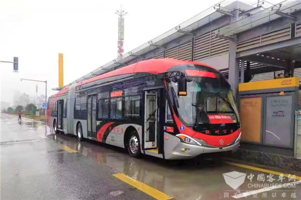 “游”进抚州 银隆18米“中国红”海豚车让年味更浓