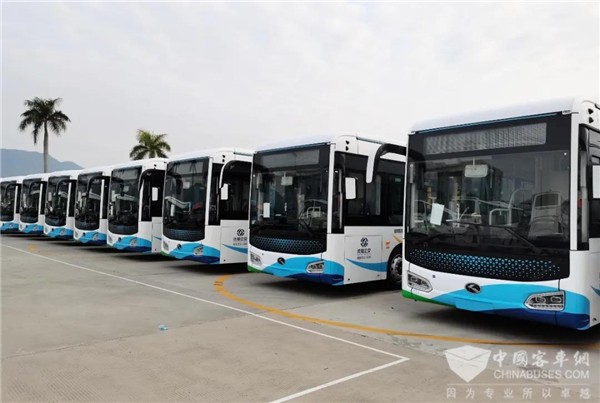 行在街头的“绿色风景” 76辆金龙纯电动公交入驻沈阳