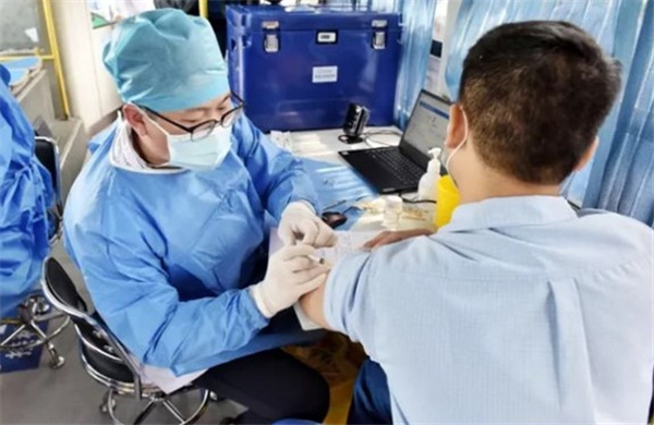 打通疫苗接种“最后一公里” 金龙首台移动疫苗接种车投用 