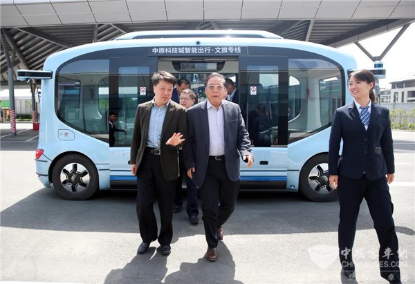 新华社瞭望智库专家走进宇通 共同探讨汽车强国之路