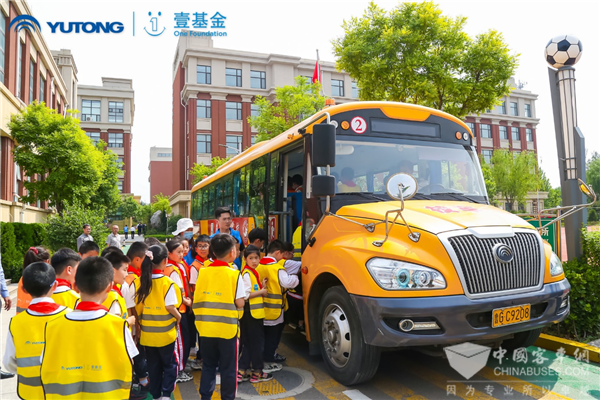 呵护儿童“益”起来 宇通儿童交通安全公益行走进潍坊