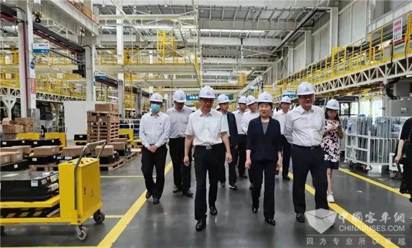 湖南省政协主席李微微赴中车电动“超级工厂”视察调研