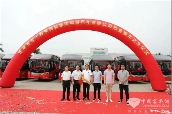 龙威Ⅱ带您游西安 金龙高端旅游客车批量交付西安西旅