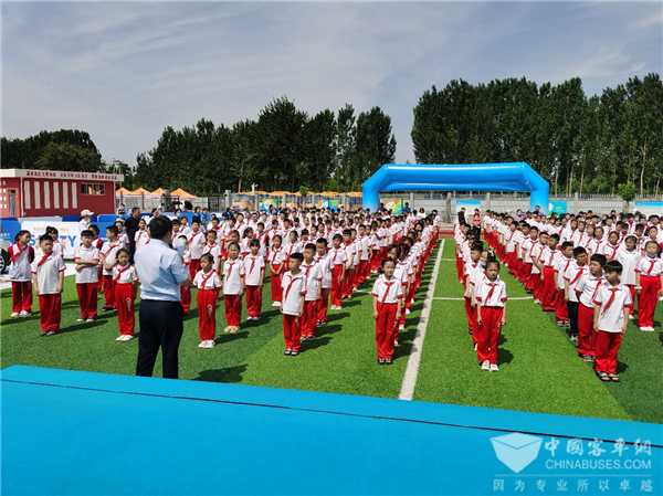 大手牵小手 宇通&壹基金走进河北泊头共筑儿童交通安全防线