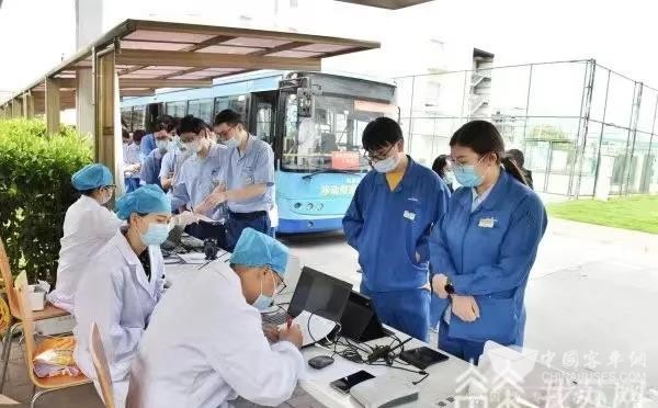 便利安全更贴心 金龙移动疫苗接种车开到“家门口”