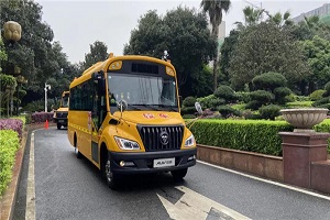 路遇高山却如履平地 欧辉新一代健康校车守护孩童上学路