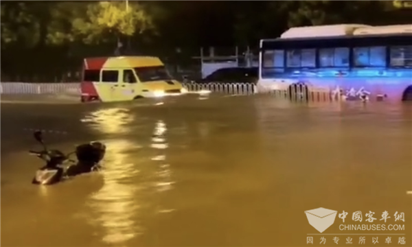 无惧雨季! 依维柯“水陆两栖城市多功能车”带你一起“看海”