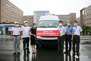 扬州90后女孩捐负压救护车支援抗疫，她为何选择依维柯？