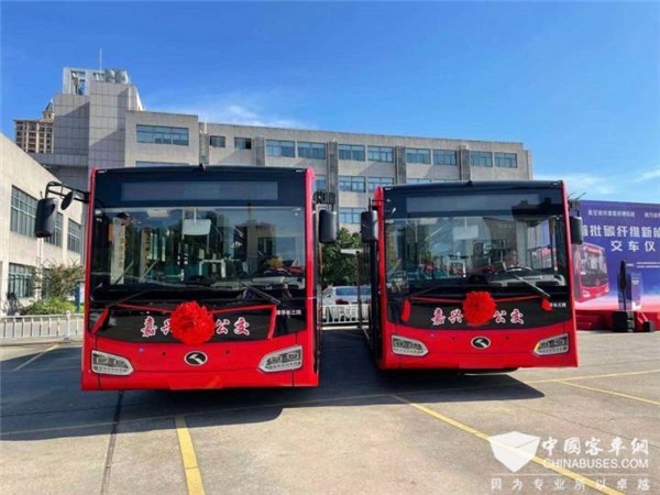 整车减重30% 能耗降低15% 首批金龙碳纤维地铁巴士落户嘉兴