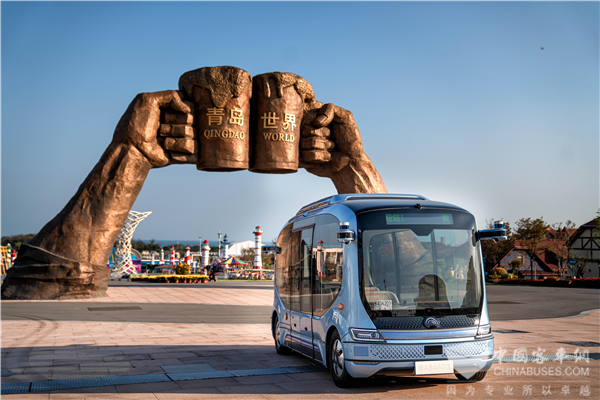 宇通智能驾驶巴士青岛投运 市民“抢鲜”试乘体验