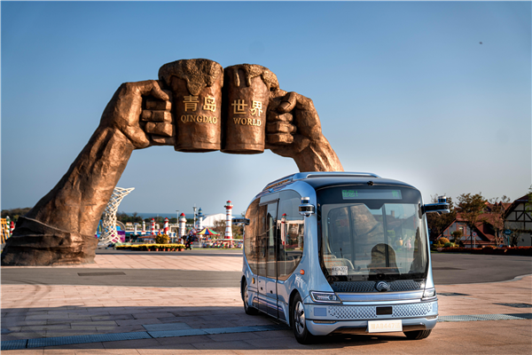 宇通智能驾驶巴士青岛投运 市民“抢鲜”试乘体验 宇通智能驾驶巴士青岛投运 市民“抢鲜”试乘体验