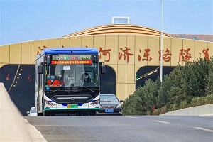 “万里黄河第一隧”开通首条公交线路，市民尝鲜“跨黄游” 