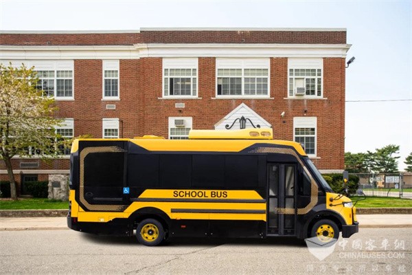 安全为王，满电护航！比亚迪在美国推出新款A型校车