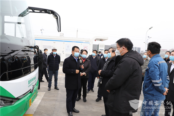 全国政协副主席万钢乘宇通氢燃料客车调研国家电投氢能产业
