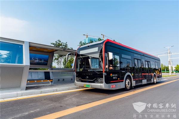 河南省委书记楼阳生调研金融岛，体验宇通自动驾驶巴士