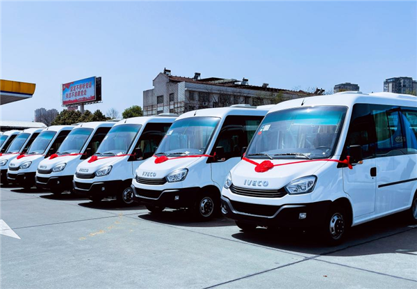 助跑城乡客运一体化 依维柯欧风商旅车批量交付常德欣运集团