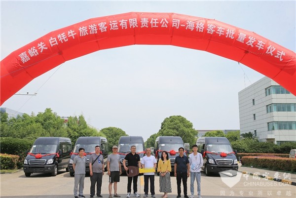 苏州金龙9座睿星携手白牦牛旅运趟出“互联网+旅游”新路径