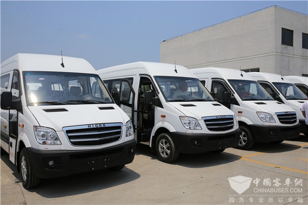 甘肃安途解锁西北线新款“黄金包车” 苏州金龙9座睿星受欢迎!