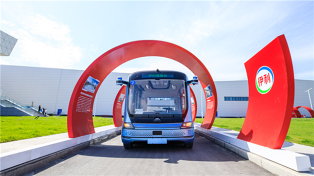 宇通自动驾驶巴士进驻伊利健康谷 宇通自动驾驶巴士进驻伊利健康谷