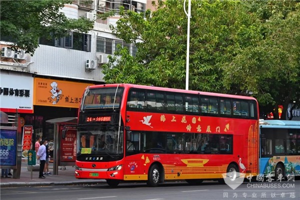 一车一景 绿色出行! 32台金龙纯电双层巴士上线厦门普通公交线