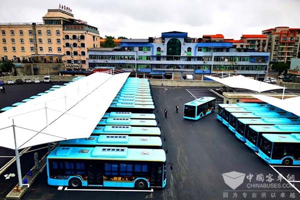 亚星客车 星巴造型 城市客车 纯电动公交车