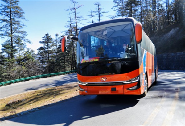 金龙客车：硬核实力添“绿” 服务大众出行