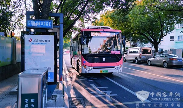 吉利星际客车 玫瑰红专线 公交新气象