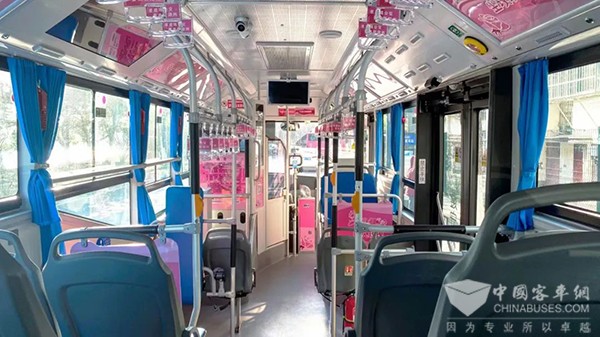 吉利星际客车 玫瑰红专线 公交新气象