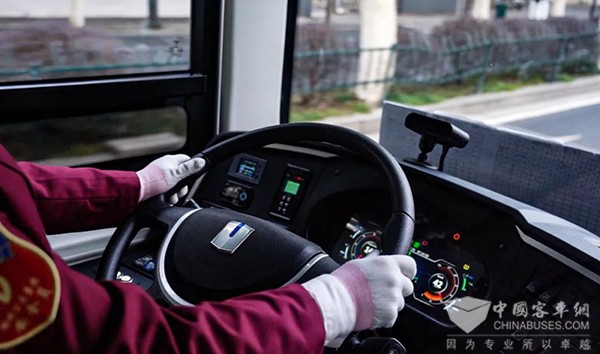 吉利星际客车 玫瑰红专线 女驾驶员