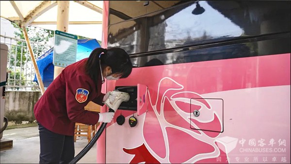 吉利星际客车 玫瑰红专线 女驾驶员