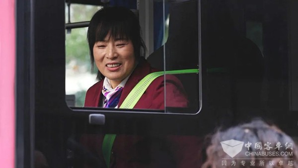 吉利星际客车 玫瑰红专线 女驾驶员