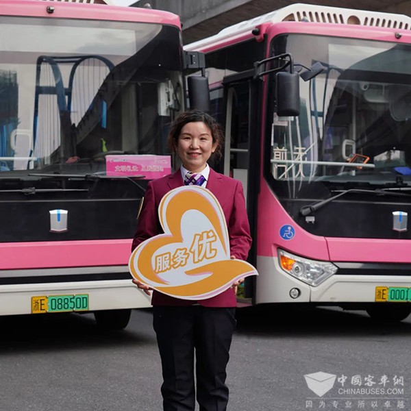 吉利星际客车 玫瑰红专线 女驾驶员