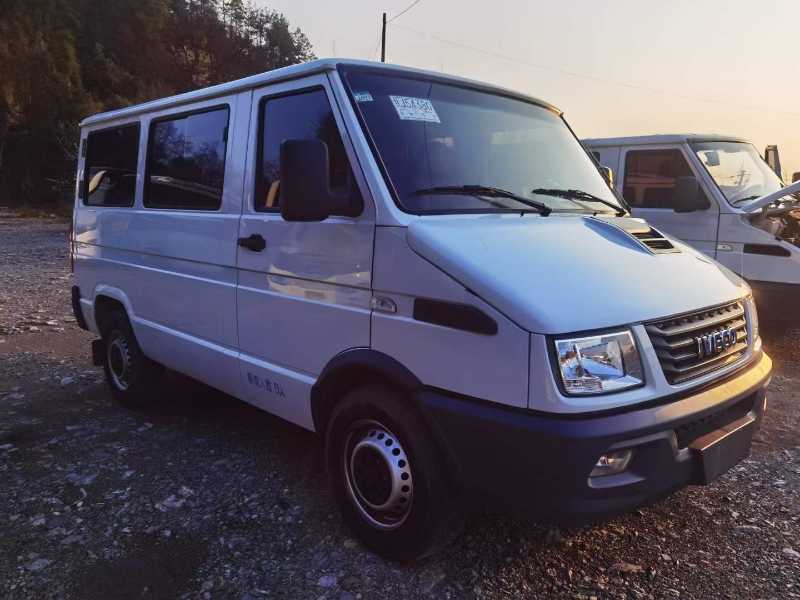 2021年1月 两台国六9座蓝牌C照可开依维柯