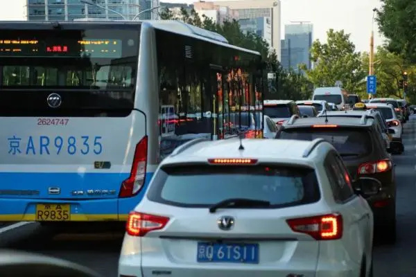 好消息！北京64条定制公交线下月开通，为通勤族提供更多便利