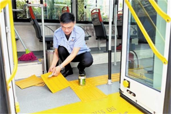 公交车厢里有了“爱心盲道”