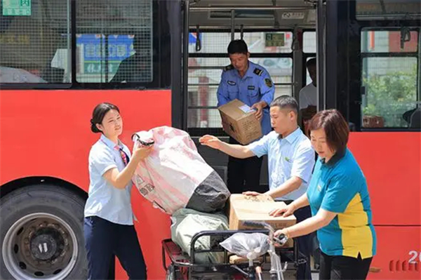 公交邮政手拉手 农村物流快步走：亳州启动第一条客货邮融合专线