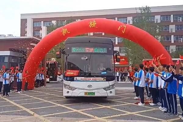 合肥公交集团热情导航 方便中考考生乘坐公交车赶赴考场