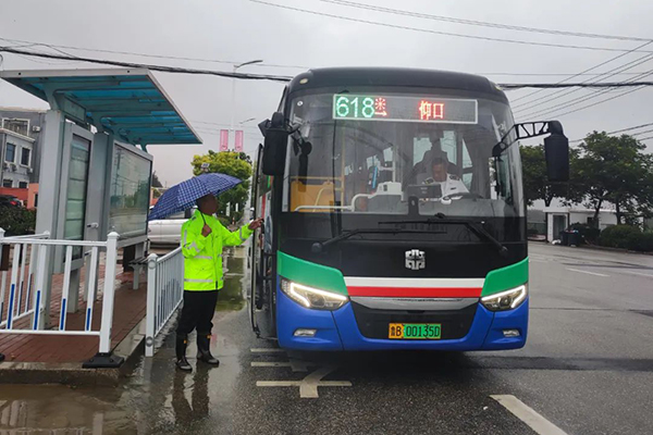 启动应急预案！城运控股交运温馨巴士公司保障市民雨天顺利出行