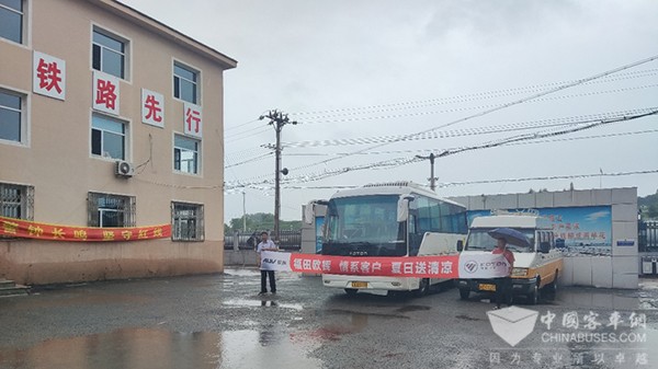 福田欧辉客车 东北分公司 夏日送清凉 服务团队