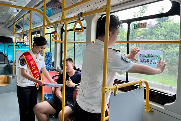 车厢内倡导文明 交运温馨巴士引导市民及游客关注交通安全