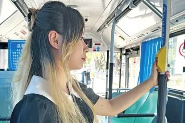 实地体验武汉“拉铃公交” 非高峰时段大大提高运行效率