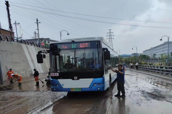 暴雨来袭及时采取应对措施 太原公交全力保障市民安全出行