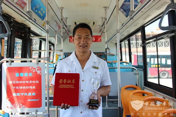 交运温馨巴士 公交车 驾驶员 省气 1977公斤