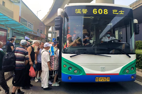 打造最具烟火气线路 交运温馨巴士608路串起岛城知名农贸市场