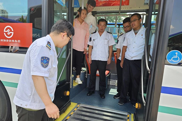 济南公交打造流动的美丽风景线 让乘客出行更有温度
