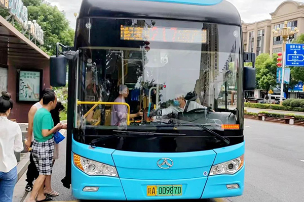 让老年乘客倍感幸福 南昌公交打造7条“敬老爱老专线”