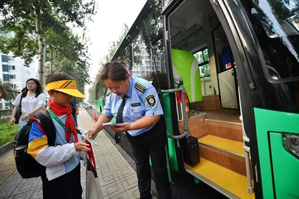 设智能探头防遗留 北京试点通学公交给接送孩子提供新选择 