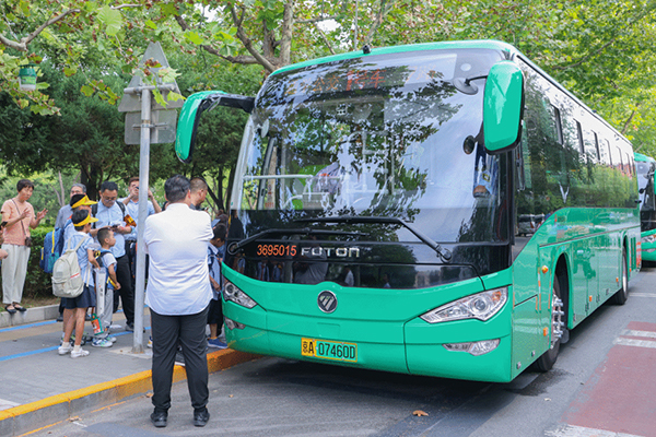 福田欧辉客车打造 通学公交车这抹“春辰绿”成为北京靓丽风景